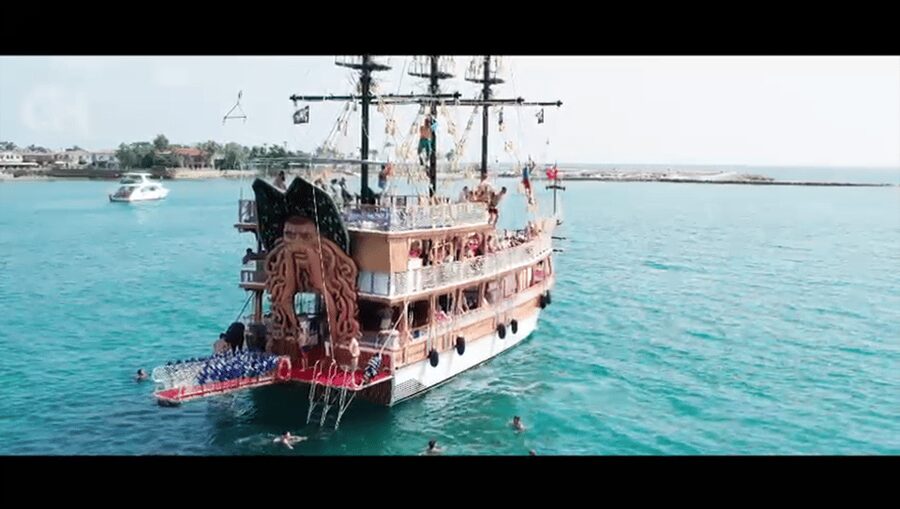Side: Dolphin Island Boat Tour : A Seaside Adventure - Manavgat Bosphorus: two temperatures, one sandy beach