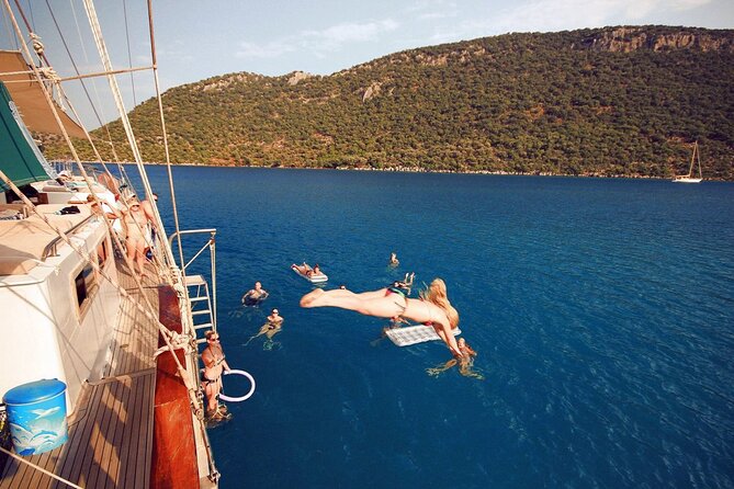 Side Dolphin Island Boat Trip With Lunch And Soft Drinks - Lunch and Unlimited Soft Drinks: The Real Value Booster